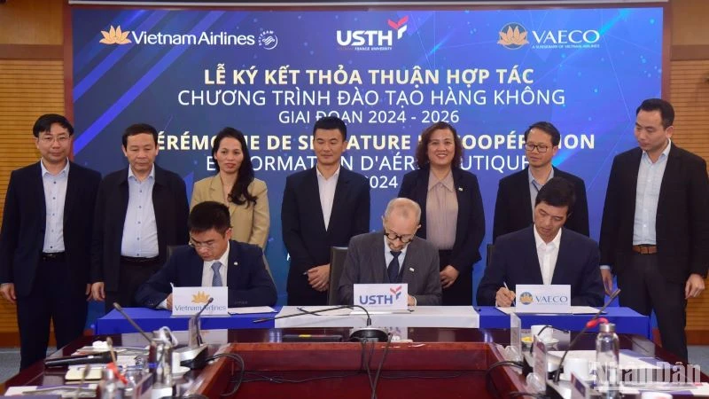 Lãnh đạo Vietnam Airlines, VAECO và USTH ký thỏa thuận hợp tác.