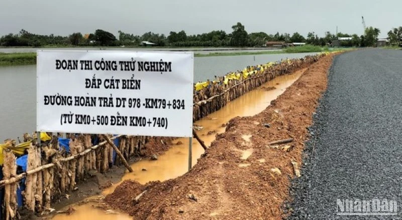 Đoạn thi công thử nghiệm đắp cát biển nền đường hoàn trả ĐT 978.