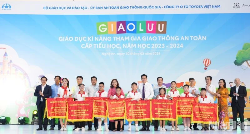 Ba tỉnh có thành tích xuất sắc nhất là Hưng Yên, Ninh Bình và Nghệ An.