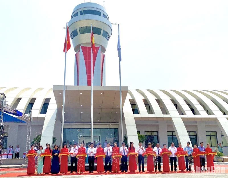 Các đại biểu cắt băng khánh thành Đài Kiểm soát không lưu Điện Biên.