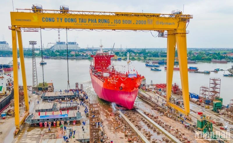 Công ty Đóng tàu Phà Rừng hạ thủy tàu chở dầu/hóa chất trọng tải 13.000DWT ký hiệu vỏ YN-01 mang tên “BS HAI PHONG” xuất khẩu sang Hàn Quốc.