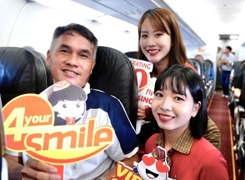 Hành khách và nhân viên hãng hàng không Vietjet.