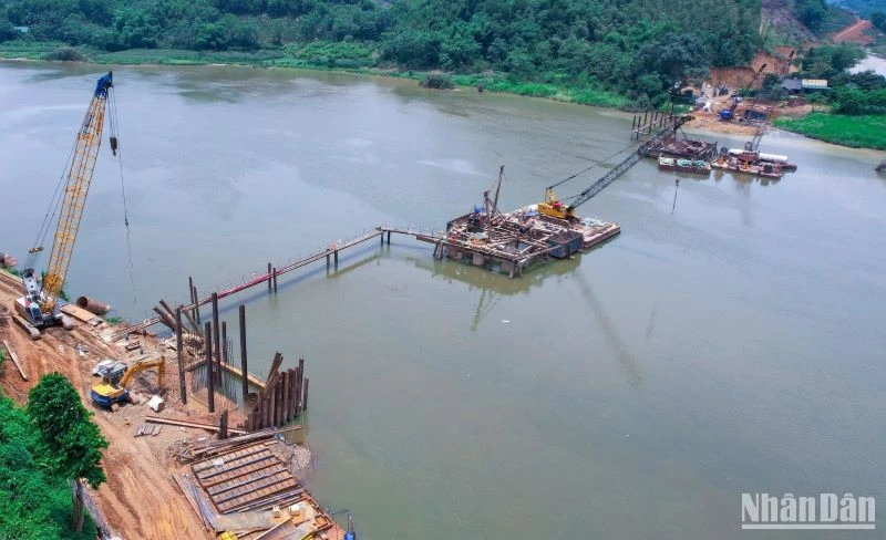 Tại công trình cầu Hàm Yên, đến nay 2 trụ cầu đã vượt khỏi mặt nước.