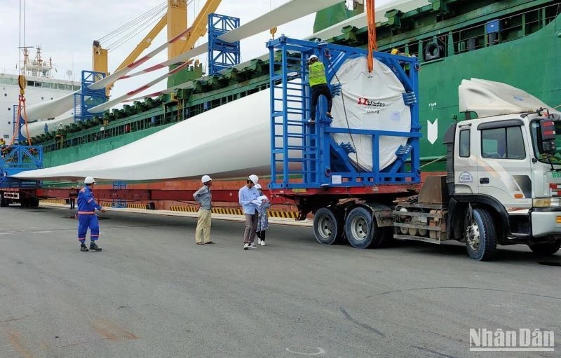 Xe vận chuyển hàng siêu trường, siêu trọng phải phù hợp và đáp ứng vận chuyển loại hàng, kích thước, khối lượng của hàng và phải có giấy phép lưu hành xe do cơ quan quản lý đường bộ có thẩm quyền cấp.