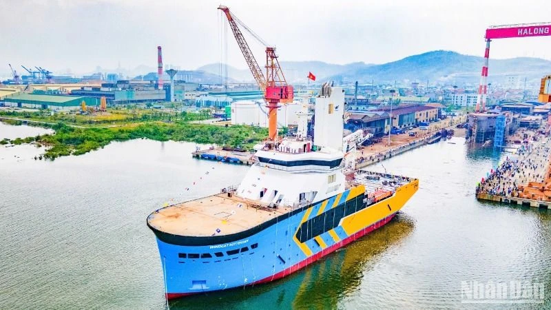 Tàu dịch vụ điện gió CSOV 8720 - YN552205 công nghệ hiện đại được Công ty Đóng tàu Hạ Long hạ thủy thành công.