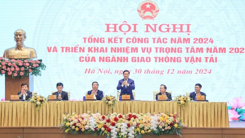 Phó Thủ tướng Trần Hồng Hà dự và phát biểu ý kiến chỉ đạo tại Hội nghị tổng kết ngành giao thông vận tải chiều 30/12.