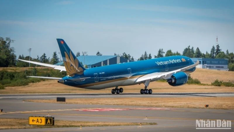 Hãng hàng không Vietnam Airlines đổi sang khai thác bằng tàu bay thân rộng Airbus A350 và Boeing 787 thay thế cho tàu bay thân hẹp Airbus A321 đưa, đón đội tuyển, hành khách và người hâm mộ bóng đá.