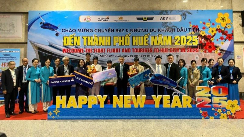 Vietnam Airlines chào đón những hành khách đầu tiên nhân dịp năm mới 2025 tại Cảng Hàng không quốc tế Phú Bài, Thừa Thiên Huế.