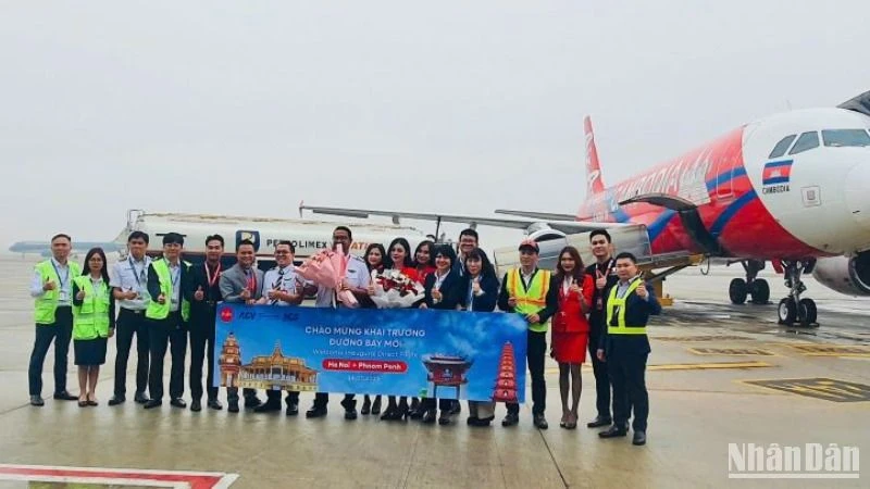 Chào đón chuyến bay đầu tiên của AirAsia Cambodia tới Hà Nội.