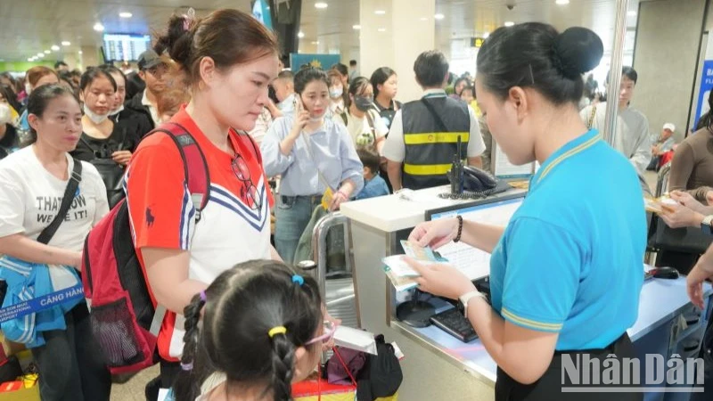 Hành khách làm thủ tục hàng không trong dịp cao điểm Tết.