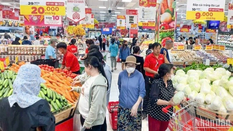 Người tiêu dùng mua sắm tại một siêu thị GO!.