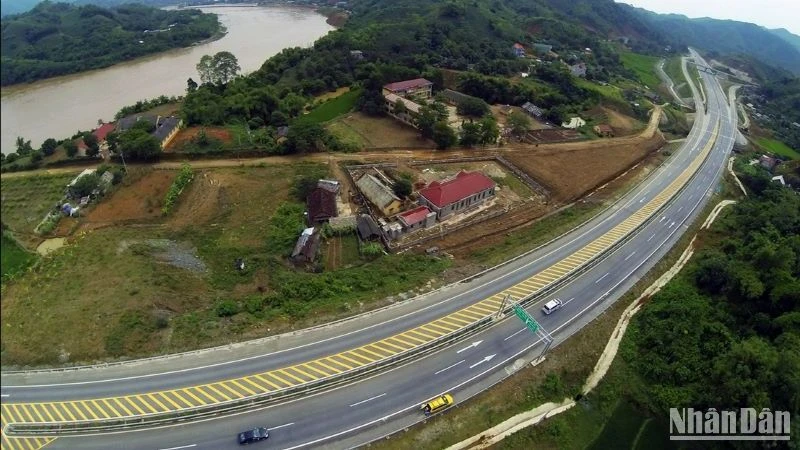 Đường cao tốc Nội Bài-Lào Cai có tổng chiều dài 245km, đi qua địa bàn 5 tỉnh, thành phố: Hà Nội, Vĩnh Phúc, Phú Thọ, Yên Bái và Lào Cai.
