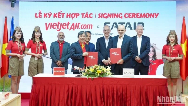 Hãng hàng không Vietjet và Công ty Satair (thuộc Tập đoàn Airbus) ký thỏa thuận dài hạn về sử dụng dịch vụ vật tư tích hợp (IMS), cung ứng vật tư toàn diện cho toàn bộ đội bay Airbus A320 và A330 của Vietjet.