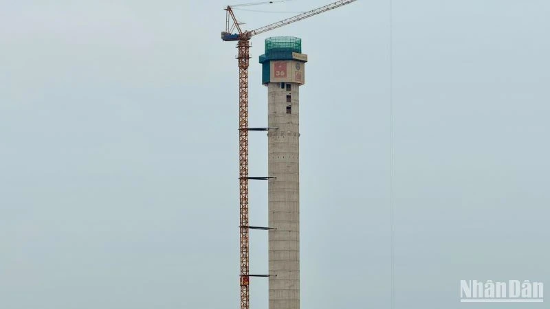 Đài Kiểm soát không lưu (ATCT) Long Thành đã hoàn thành phần bê-tông cốt thép đến cos 107,88m, vượt tiến độ kế hoạch hai tháng.