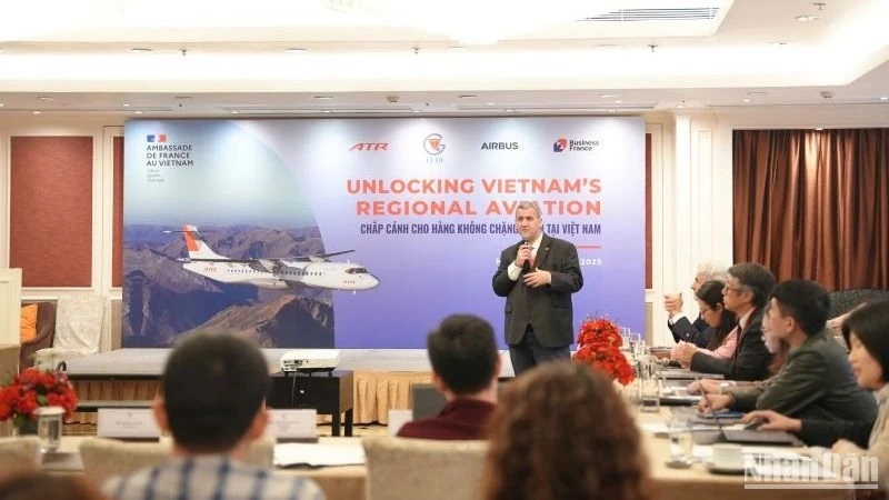 Đại diện ATR công bố báo cáo chuyên sâu về hoạt động vận tải hàng không chặng ngắn.