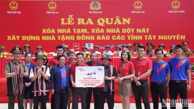 Lãnh đạo Vietjet và Ngân hàng số Vikki trao tặng 500 nhà mới cho các hộ nghèo, cận nghèo trên địa bàn Tây Nguyên.