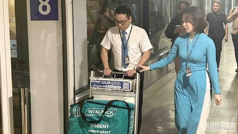 Chuyến bay “thần tốc” vận chuyển mô tạng đã mang lại cơ hội hồi sinh sự sống cho hai bệnh nhân.