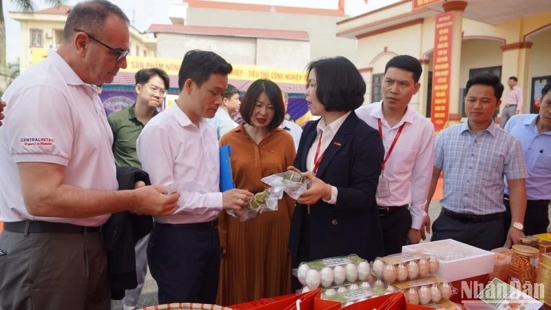 Ban lãnh đạo Central Retail tìm hiểu các đặc sản của tỉnh Hưng Yên giới thiệu tại sự kiện.