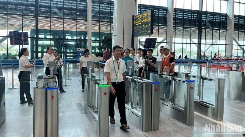 Hành khách làm thủ tục tại cửa an ninh nhà ga T3 sân bay Tân Sơn Nhất.