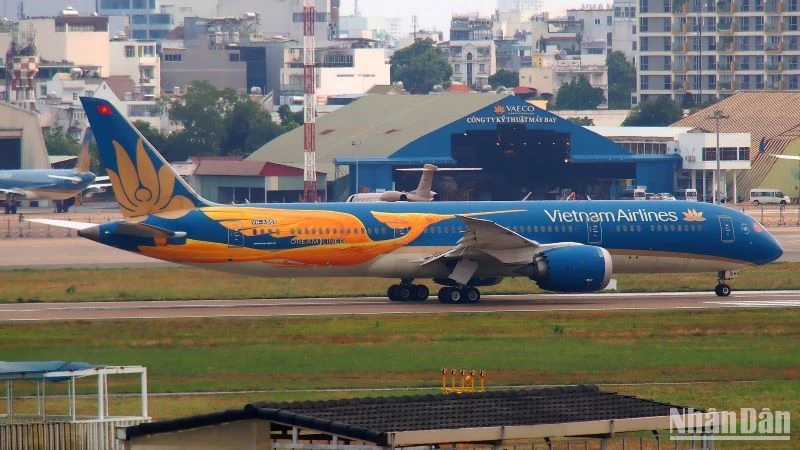 Hãng hàng không Quốc gia chính thức công bố chiếc máy bay Boeing 787 với thiết kế đặc biệt, mang hình ảnh chim Lạc - biểu tượng văn hóa thiêng liêng, gắn liền với cội nguồn dân tộc và khát vọng trường tồn của người.