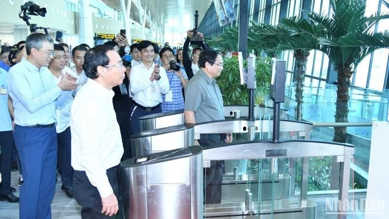 Thủ tướng Phạm Minh Chính cùng lãnh đạo các bộ, ngành đã đến cửa ra máy bay số 12 của chuyến bay VN244 để trực tiếp kiểm tra quy trình làm thủ tục lên máy bay bằng công nghệ sinh trắc học tích hợp trong ứng dụng VNeID.