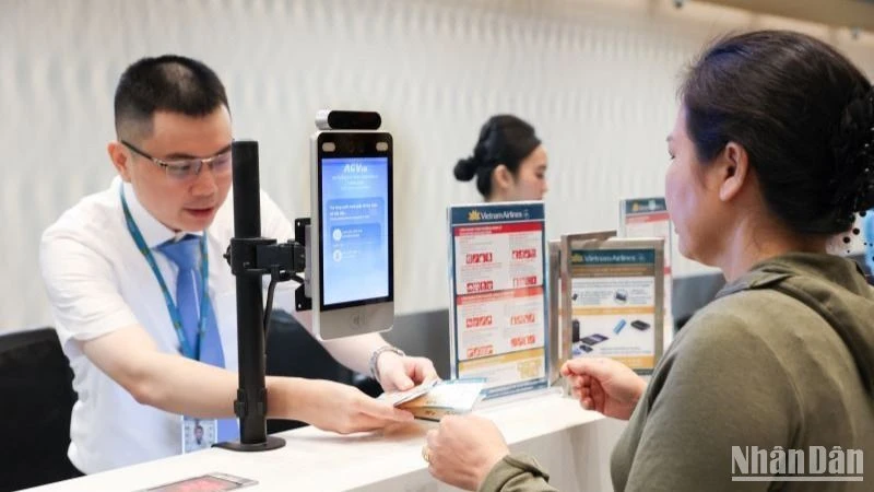 Vietnam Airlines khuyến khích hành khách làm thủ tục trực tuyến trước chuyến bay.