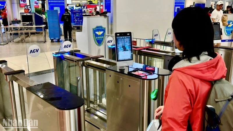 Hành khách có tài khoản định danh mức 2 có thể đăng nhập ứng dụng VNeID, đặt mua vé bay Vietjet và làm thủ tục check-in trực tuyến và xác thực sinh trắc học (eKYC) để qua cửa an ninh cũng như cửa ra tàu bay.