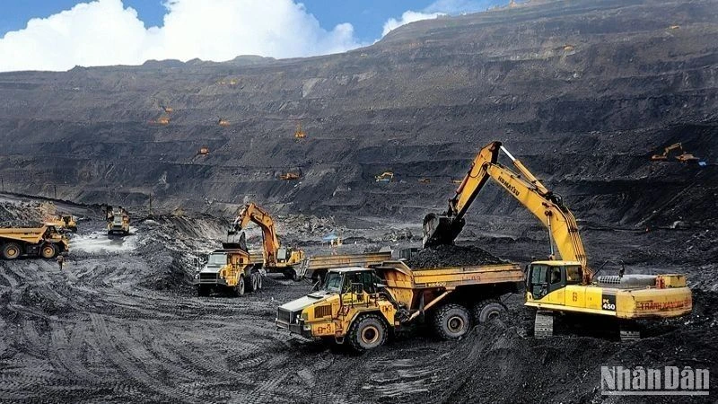 Khai thác than lộ thiên tại một đơn vị thuộc TKV.