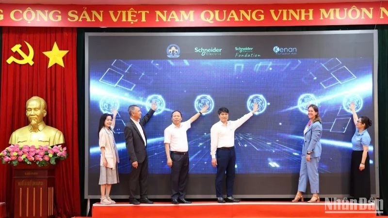 Các đại biểu nhấn nút khởi động Dự án “Vì một hành tinh xanh và Giáo dục AI- Kiến tạo tương lai”.