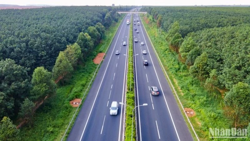 Bộ Xây dựng phấn đấu hoàn thành gần 1.200km đường cao tốc trong năm nay. 