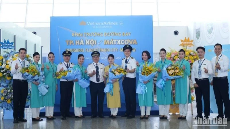 Phi hành đoàn trên chuyến bay VN63 tái lập cầu nối hàng không Hà Nội-Moscow.