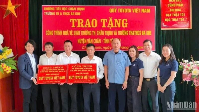 Quỹ Toyota Việt Nam bàn giao công trình vệ sinh trường học tại vùng sâu, vùng xa tỉnh Yên Bái.
