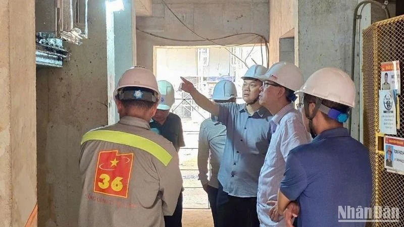 Tổng Giám đốc VATM Nguyễn Công Long (thứ 3 từ phải sang) kiểm tra hạng mục tháp không lưu Cảng hàng không quốc tế Long Thành.
