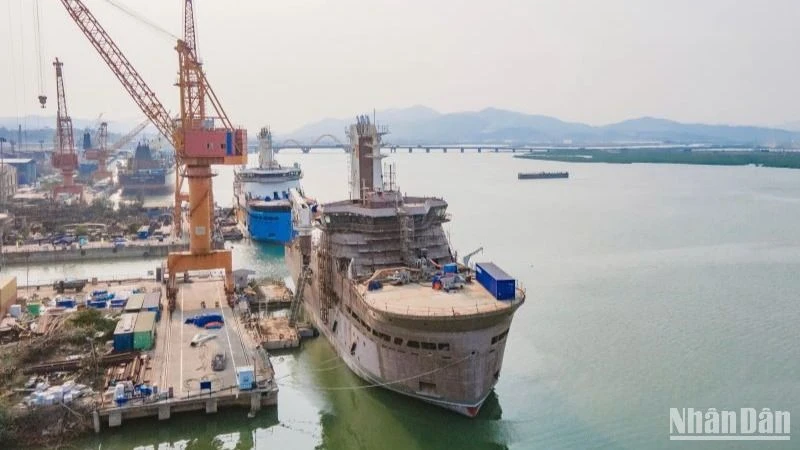 Tàu dịch vụ điện gió (CSOV) số 3 mang tên Windcat Haarlem, nằm trong series 14 tàu CSOV do Công ty Đóng tàu Hạ Long (SBIC) ký với Tập đoàn Damen (Hà Lan), vừa được hạ thủy thành công đầu tháng 4 vừa qua.