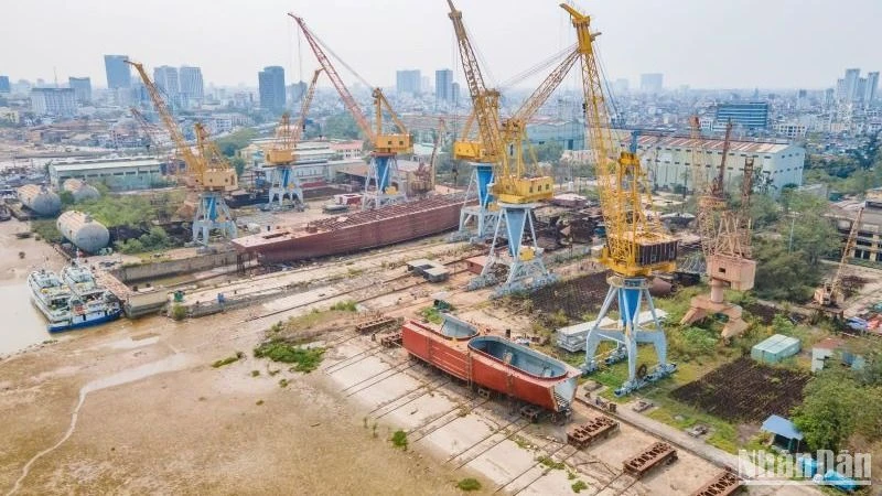 Một góc công trường sản xuất của Công ty Đóng tàu Bạch Đằng.