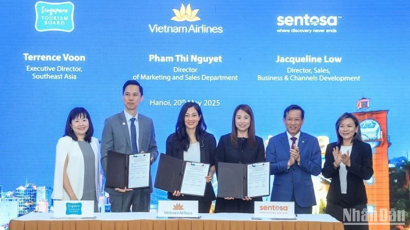 Đại diện 3 bên tham gia ký hợp tác thúc đẩy du lịch đi Singapore.