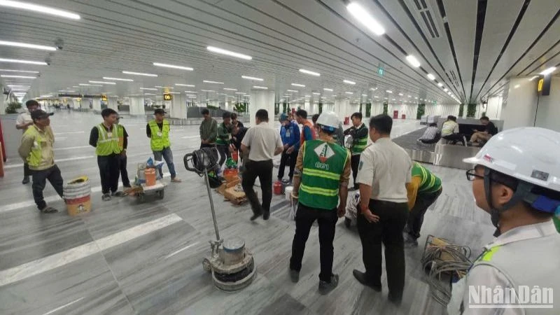 Các nhà thầu huy động lực lượng, tranh thủ thi công lát nền đá nhà ga T3 Tân Sơn Nhất trong điều kiện ban đêm, khi các chuyến bay ngừng hoạt động.