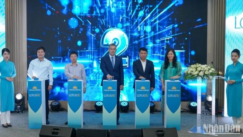 Ông Nguyễn Quốc Hùng, Cục trưởng Cục Quản trị (Văn phòng Chính phủ); ông Nguyễn Cao Cường, Phó Tổng Giám đốc Tổng công ty Cảng hàng không Việt Nam và ông Đặng Ngọc Hoà, Chủ tịch Hội đồng quản trị ra mắt chương trình LotusBiz.