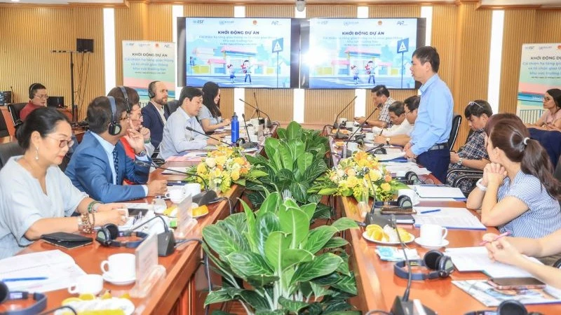 Các chuyên gia an toàn giao thông bàn phương án triển khai dự án hiệu quả.