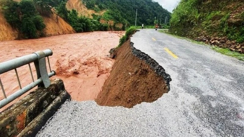 Mưa lũ làm sạt lở đường tại khu vực phía bắc.