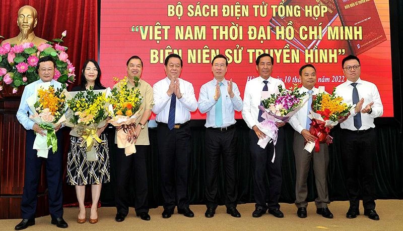 Ủy viên Bộ Chính trị, Thường trực Ban Bí thư Võ Văn Thưởng; Bí thư Trung ương Đảng, Trưởng Ban Tuyên giáo Trung ương Nguyễn Trọng Nghĩa; Ủy viên Trung ương Đảng, Tổng Biên tập Báo Nhân Dân Lê Quốc Minh tặng hoa cho đại diện Ban biên soạn bộ sách. Ảnh: ĐĂNG KHOA