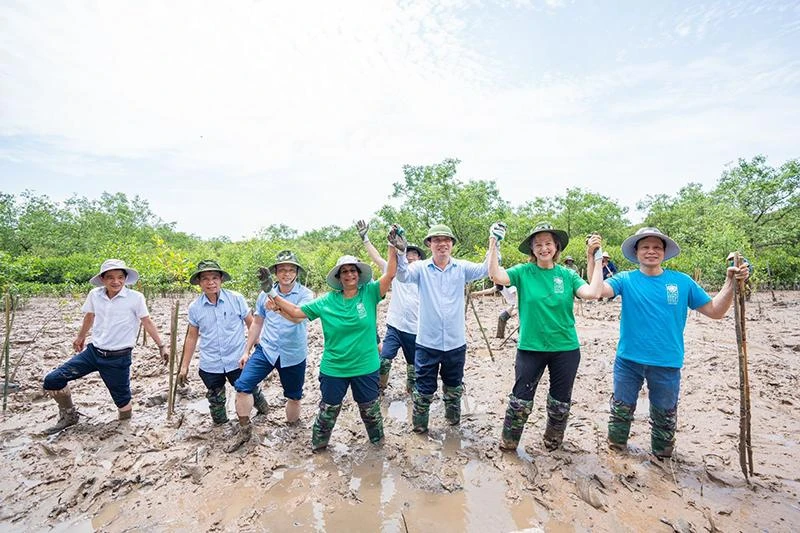 Bà Caitlin Wiesen (thứ hai, từ phải sang) nhìn nhận, Việt Nam đã thật sự đi đầu trong công cuộc xóa đói, giảm nghèo.
