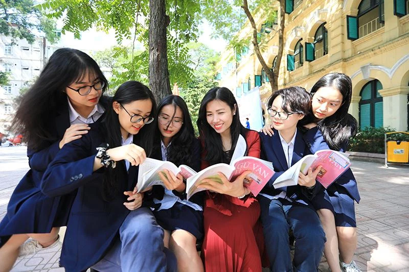 Cô trò Trường THPT Việt Đức (Hà Nội) trong giờ giải lao. Ảnh: Thành Đạt