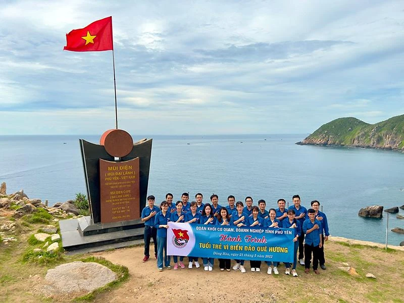 Đoàn viên, thanh niên tỉnh Phú Yên hưởng ứng chương trình Hành trình Tuổi trẻ vì biển đảo quê hương, tại Bãi Môn-Mũi Điện, thị xã Đông Hòa, tỉnh Phú Yên. Ảnh: TÂM THANH