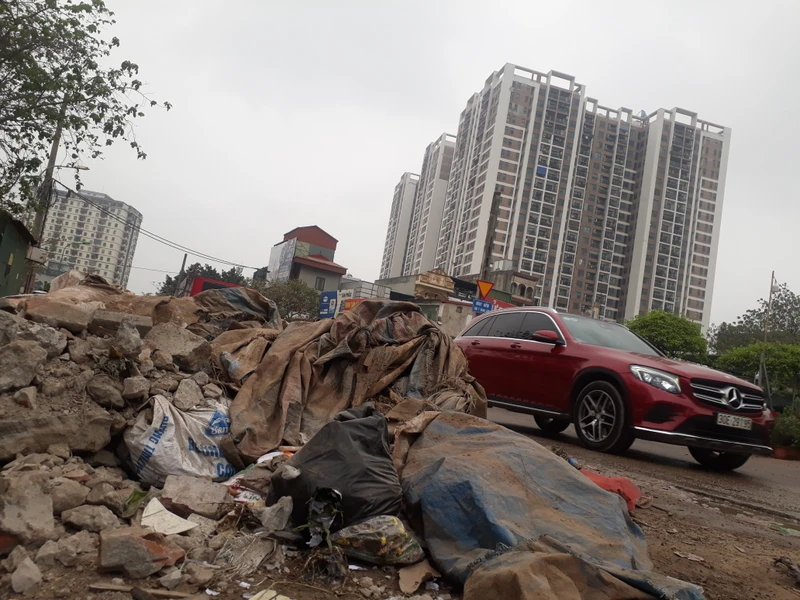 Đoạn phố Trịnh Đình Cửu, giáp cầu Định Công, liên tục bị đổ trộm phế thải.