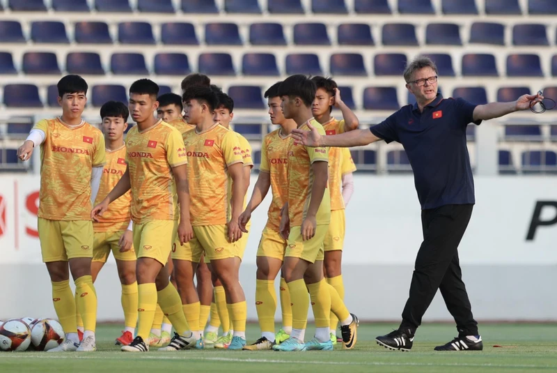 Người hâm mộ chờ đợi những chiến thắng của U22 Việt Nam tại SEA Games 32.