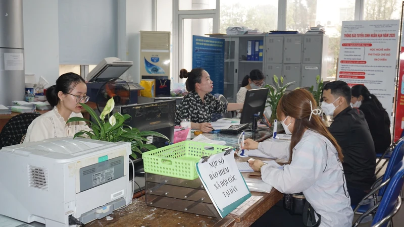 Cơ quan chức năng cần giải pháp đa tầng, hỗ trợ người lao động. Ảnh: VĂN HỌC