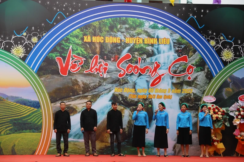 Tiết mục hát giao duyên trong ngày hội "Soóng cọ".