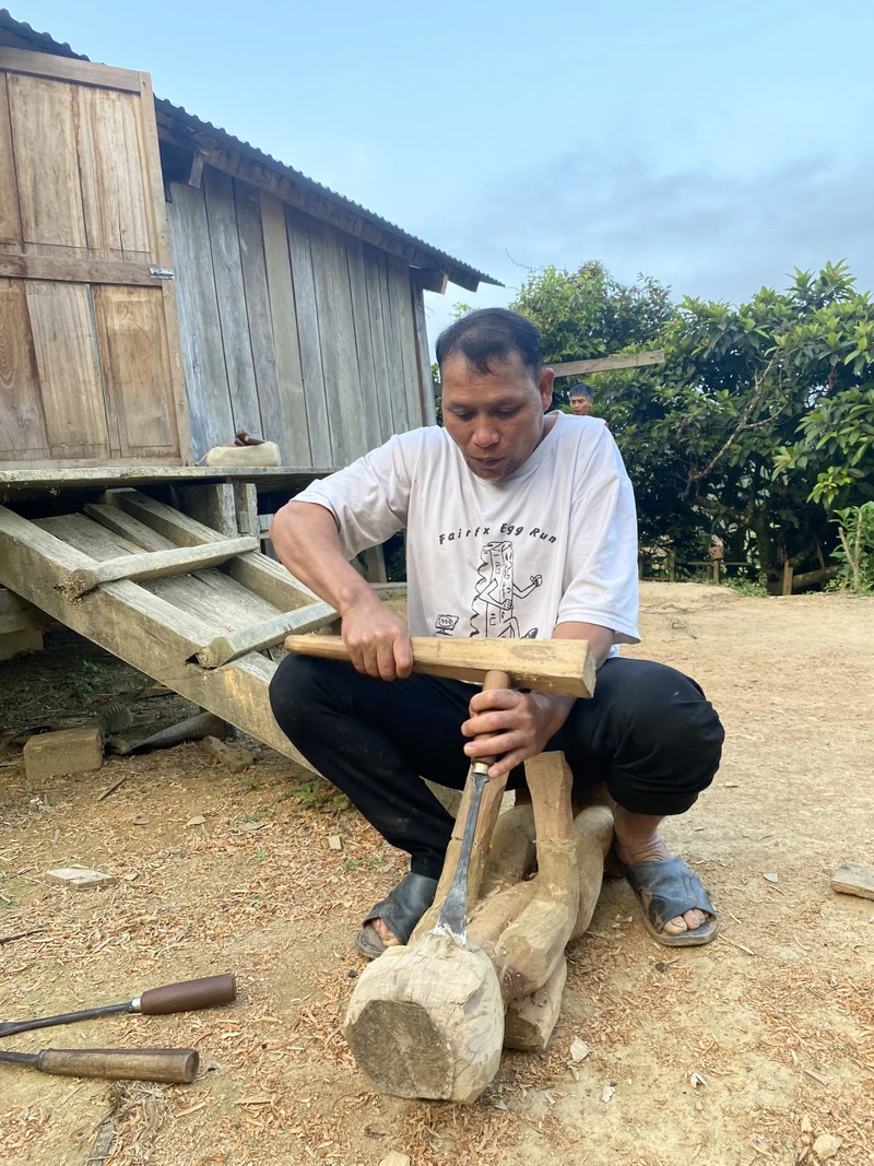 Những nhát đục ẩn chứa sự tài hoa và tình yêu văn hóa truyền thống của nghệ nhân A Gông.