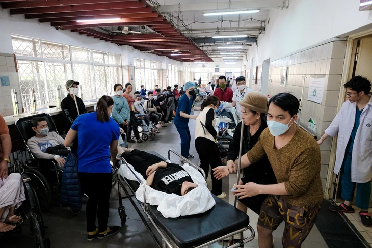 Người bệnh tại khu vực chờ khám Bệnh viện Bạch Mai (Hà Nội). Ảnh: NAM TRẦN
